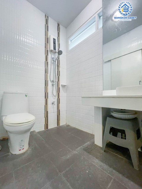 *****บ้านแฝดมือสอง ม.บ้านต้นไม้ ดอนเมือง-เทิดราชัน เนื้อที่ 40.6 ตร.ว. มาพร้อมฟังก์ชัน 3 ห้องนอน 3 ห้องน้ำ บ้านสวยพร้อมเข้าอยู่ ต่อเติมเต็มทั้งหลัง *แถมเครื่องปรับอากาศ 1 เครื่องและเครื่องปรับปรับอากาศ 1 เครื่อง บนทำเลเชื่อมต่อถนนหลายเส้นทาง และทางด่วน "ศรีสมาน"